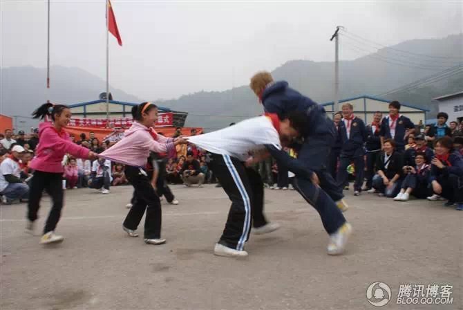 穿越地震带之什邡日记：地震周年谭咏麟黄日华众明星到蓥华小学