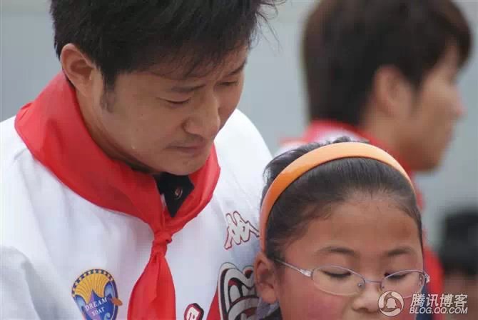 穿越地震带之什邡日记：地震周年谭咏麟黄日华众明星到蓥华小学