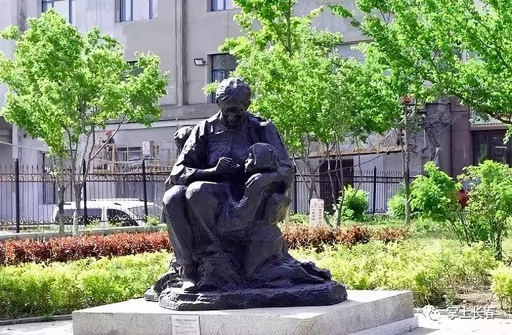 21组精美雕塑沿着长马赛道铺开，告诉我你看到了谁，我就知道你跑到了哪儿