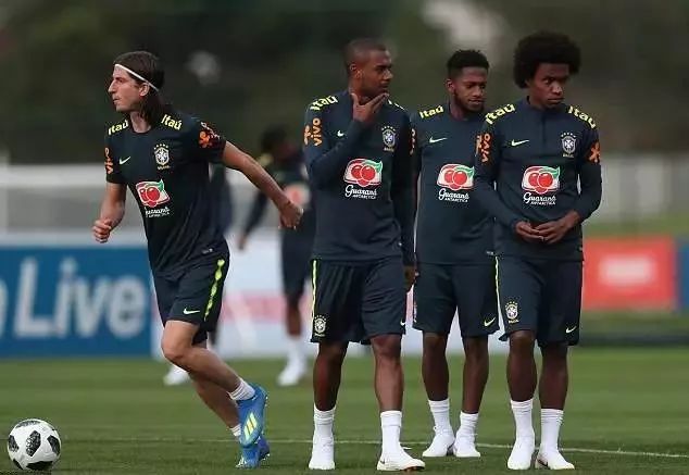 巴西4400万铁腰这特点吸引曼联!身高不足一米七,组织力征服穆帅