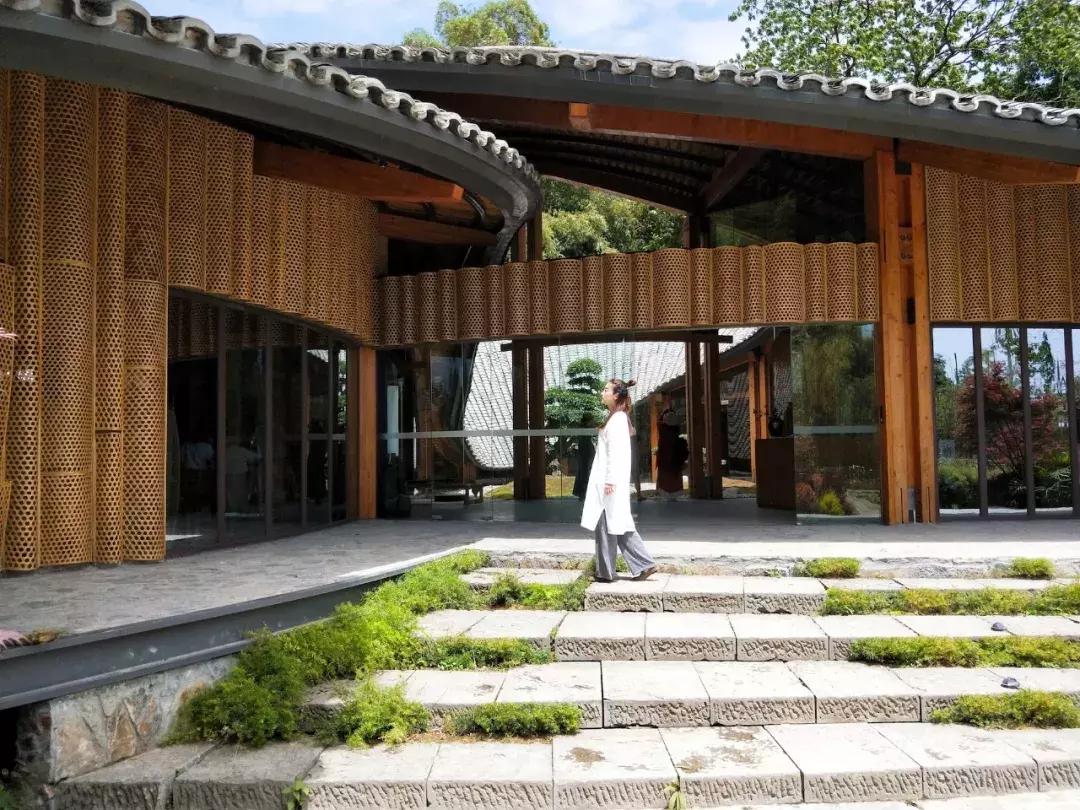 我去了成都向西50里的桃源村,朋友问我是不是去了日本?