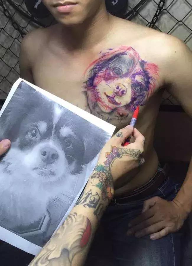 女纹身师洗纹身,纹身师给胸前纹身