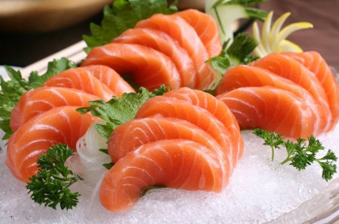 市面上的三文鱼能吃吗,养殖的三文鱼营养究竟怎么样