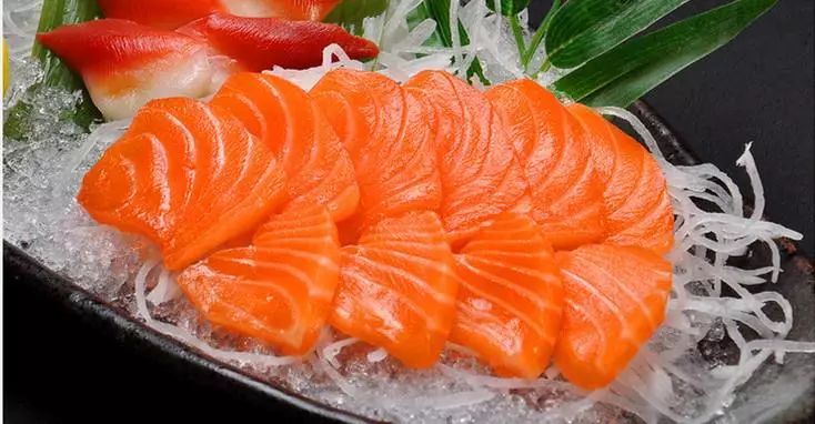 市面上的三文鱼能吃吗,养殖的三文鱼营养究竟怎么样