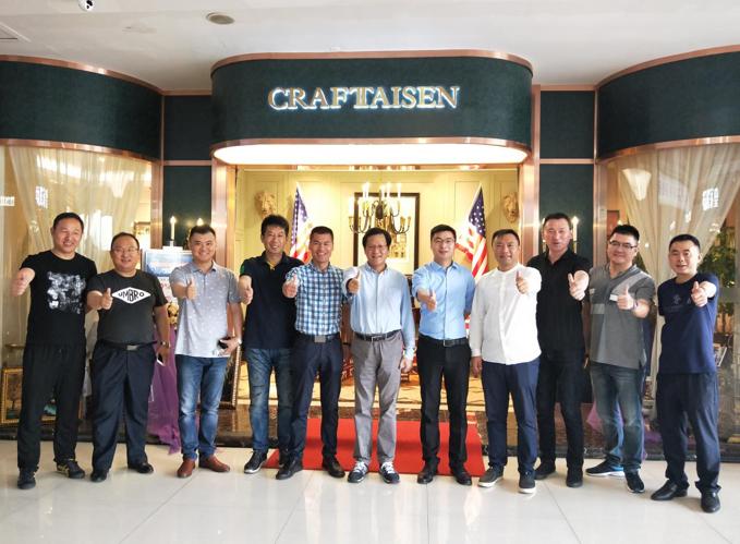 山东银座家居总经理李玉成携高管团队走进台森展厅进行参观交流