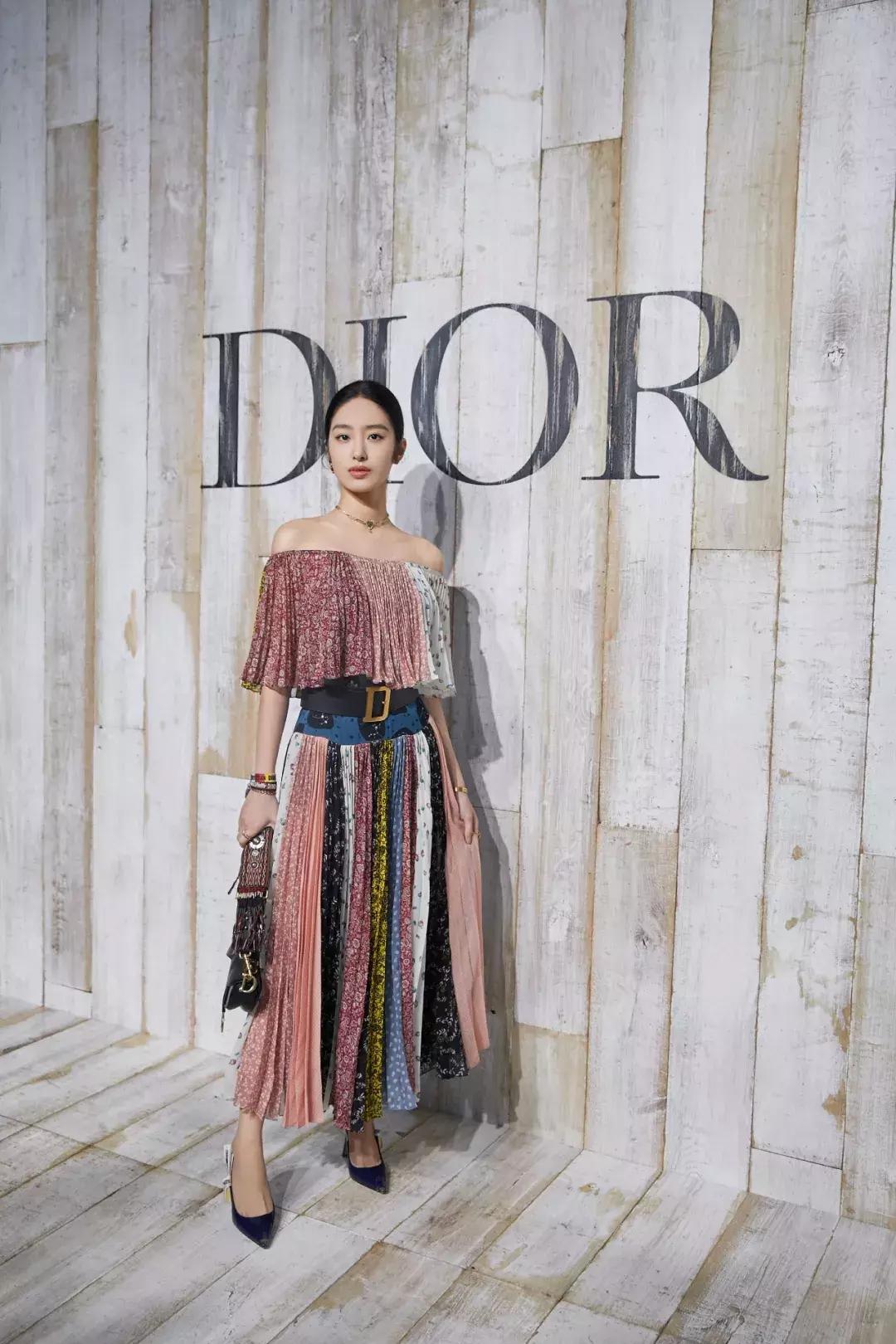 杨采钰迪奥马鞍包,杨采钰出席活动红裙惊艳十足