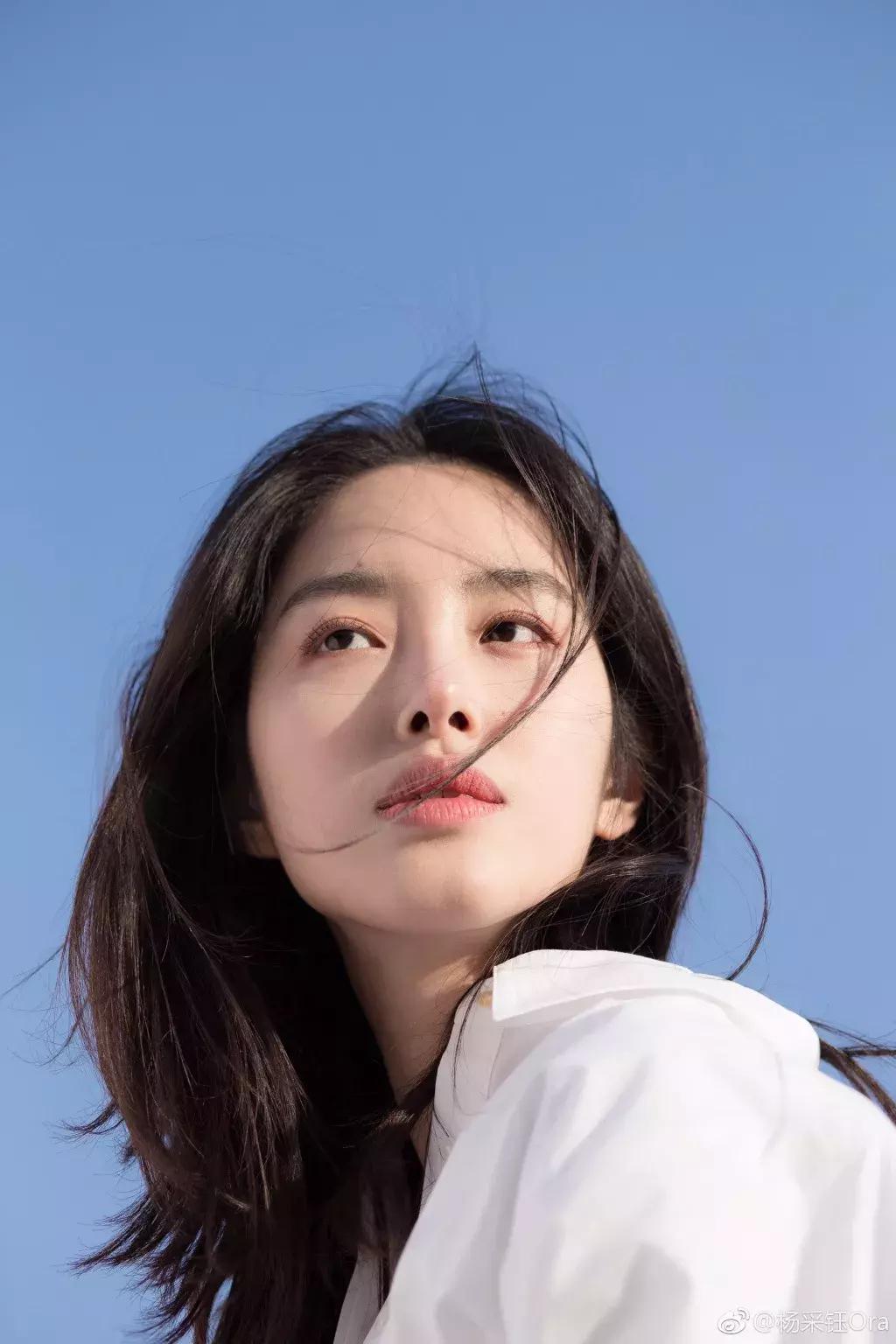 杨采钰迪奥马鞍包,杨采钰出席活动红裙惊艳十足