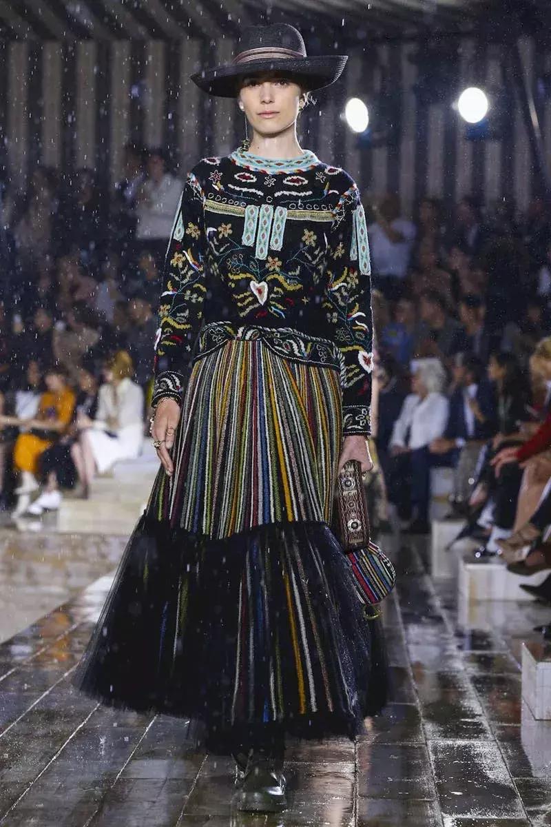 杨采钰迪奥马鞍包,杨采钰出席活动红裙惊艳十足