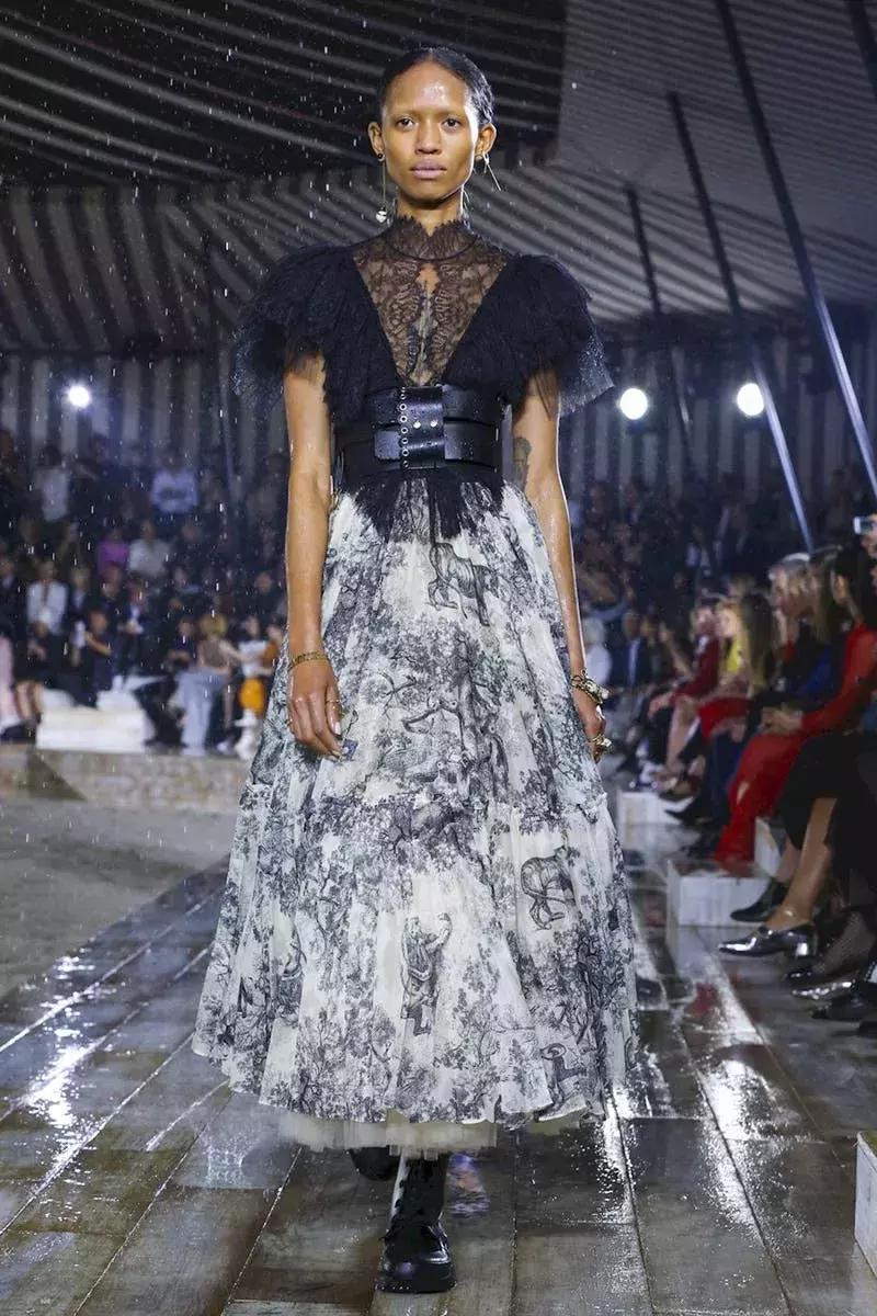 杨采钰迪奥马鞍包,杨采钰出席活动红裙惊艳十足