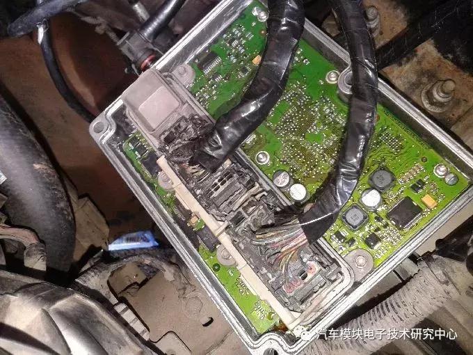 福克斯发动机故障灯亮,福特福克斯发动机故障灯亮原因