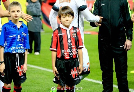 国足有望?诺一参加少儿足球比赛黝黑帅气刘烨原是篮球高手