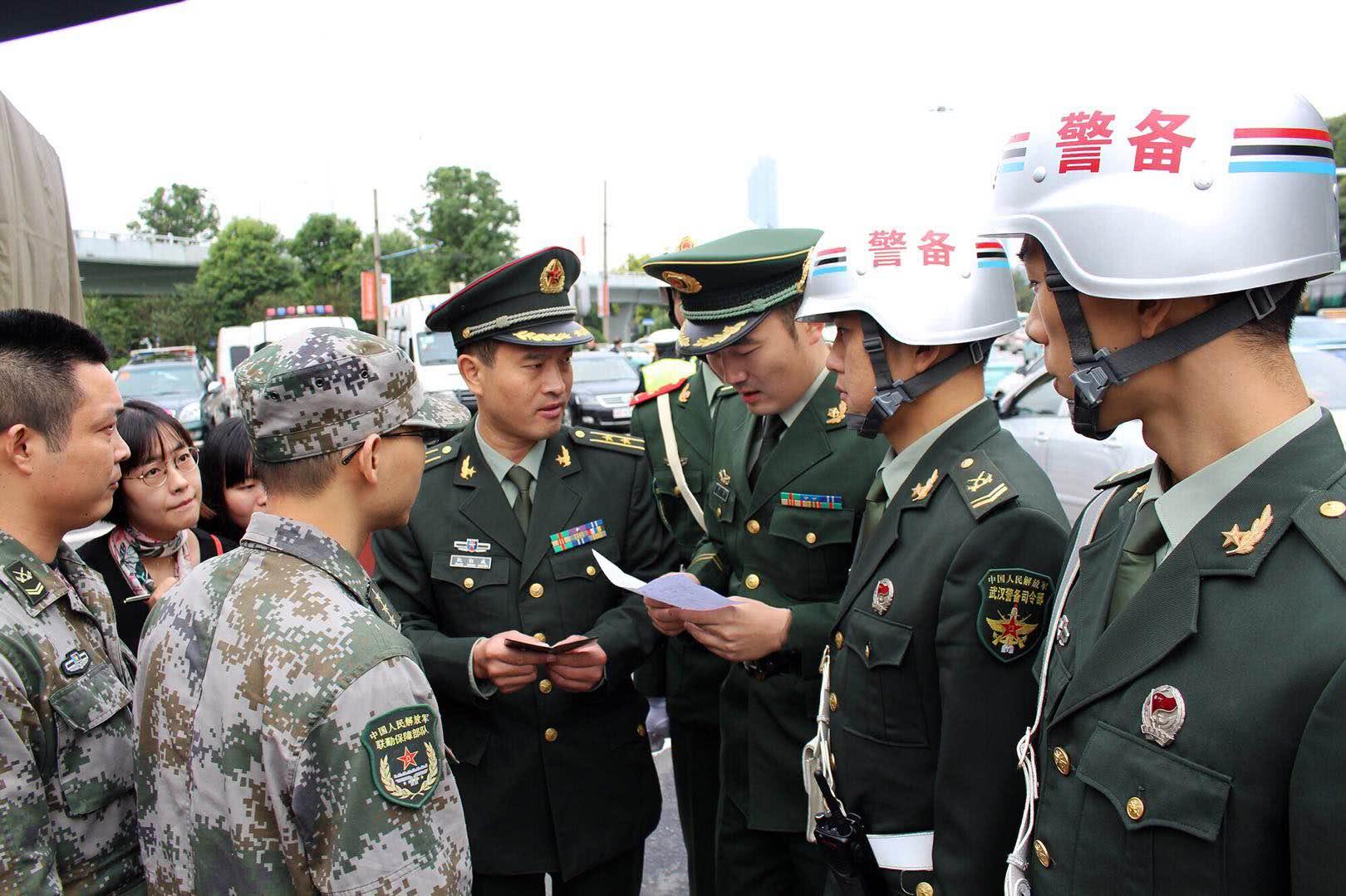 军人着军装外出需要佩戴军衔吗,军人为什么不能穿军装外出