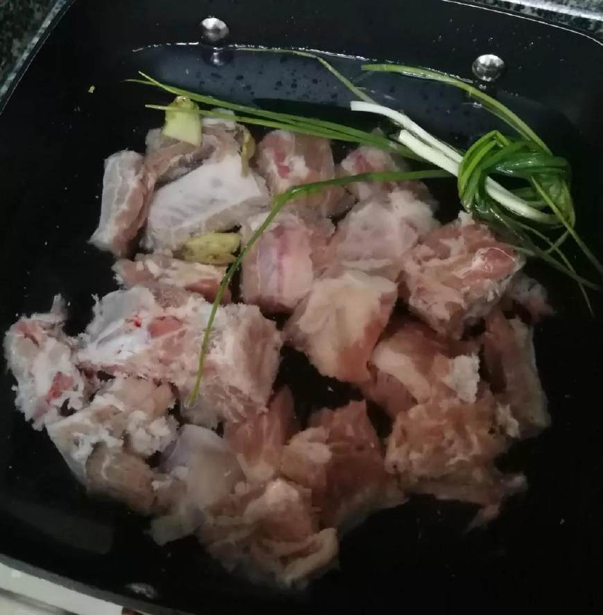 红烧排骨怎样做出来才好吃才爽口,红烧排骨最简单的做法软烂入味