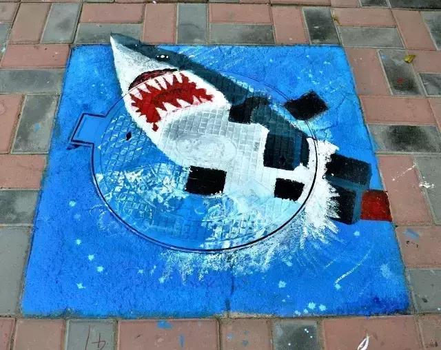 30所职校为井盖“整容”，以画会友，你的学校技术如何？