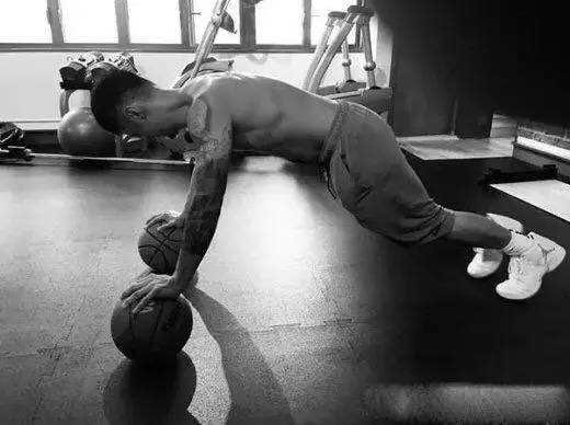 肤色黑的男生穿衣搭配技巧,肤色黑男生怎么搭配出高级感