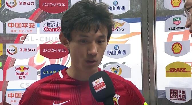 国足队员袜子藏项链出场后偷偷戴上引争议！球迷呼吁将其开除！