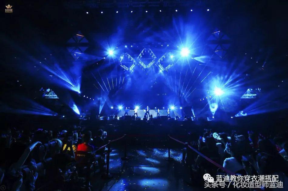 王俊凯一身棒球服,王俊凯机场穿运动套装