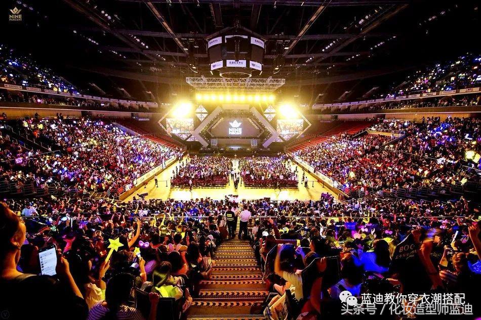 王俊凯一身棒球服,王俊凯机场穿运动套装