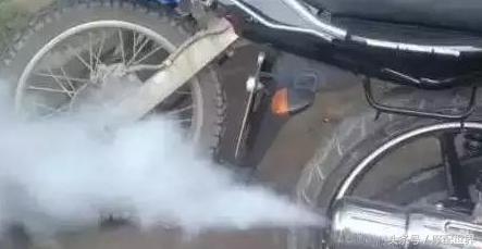 摩托车下陡坡排气管放炮怎么处理,摩托车收油排气管放炮是什么原因