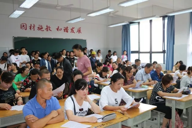 校园洋溢着青春的活力与气息,校园充满活力的气息和欢声笑语