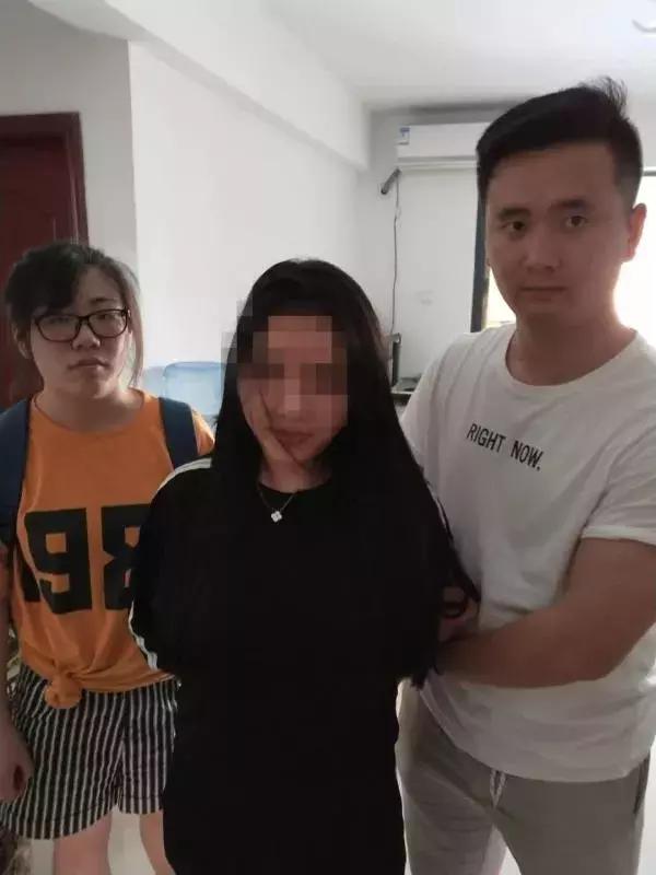 璀︽柟娑夊珜鎹ｆ瘉鎵粍app,璀︽柟绔帀3涓秹榛刟pp