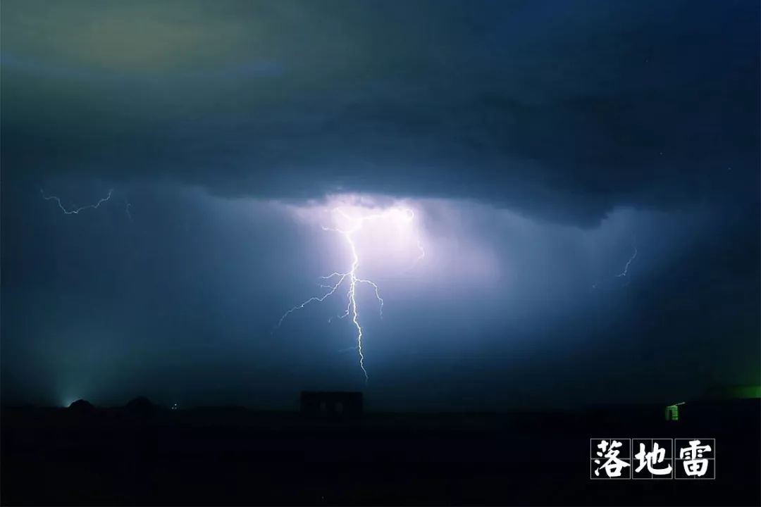 雷雨天能不能看电视呢,雷雨天可以看电视么