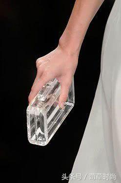 北方大妈洗澡堂专用包？PVC包包今年很“热”