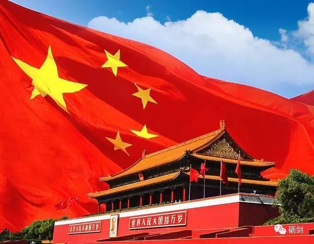 男子辱国旗被拘留,男子踩踏国旗被判三年