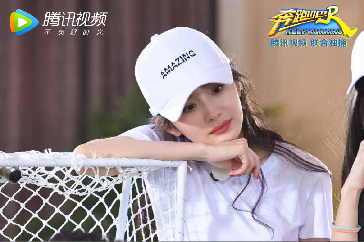 杨幂奔跑吧踢足球是哪一期,杨幂参加跑男踢足球运动范儿满满
