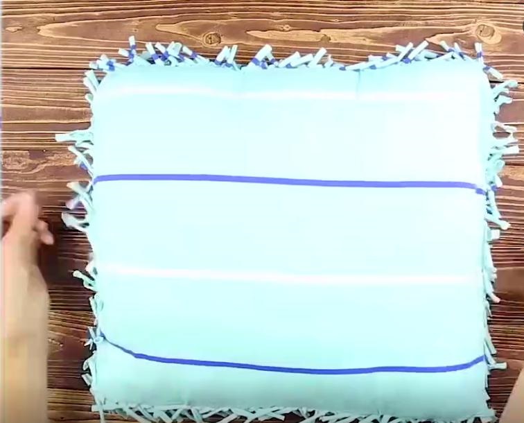 不用一针一线做出一个抱枕来挑战,不用一针一线怎么用旧衣服做抱枕