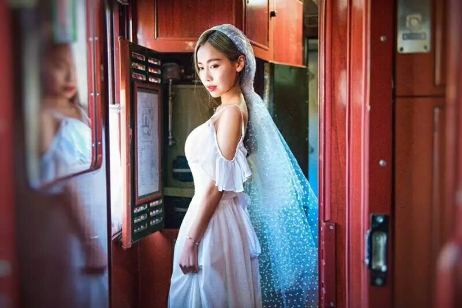 她在127小时的K3火车上拍婚纱照,看了三个国家的风景