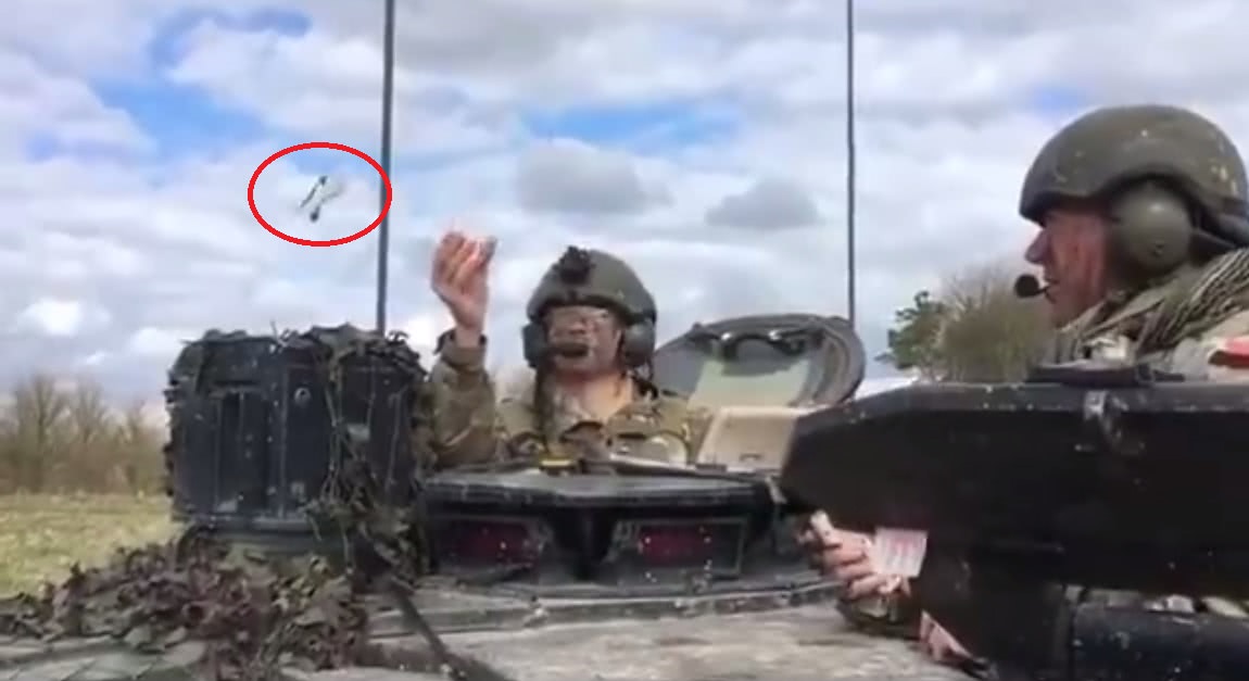 英国坦克兵放飞无人机被风刮跑，一架80万可换一辆特斯拉轿车