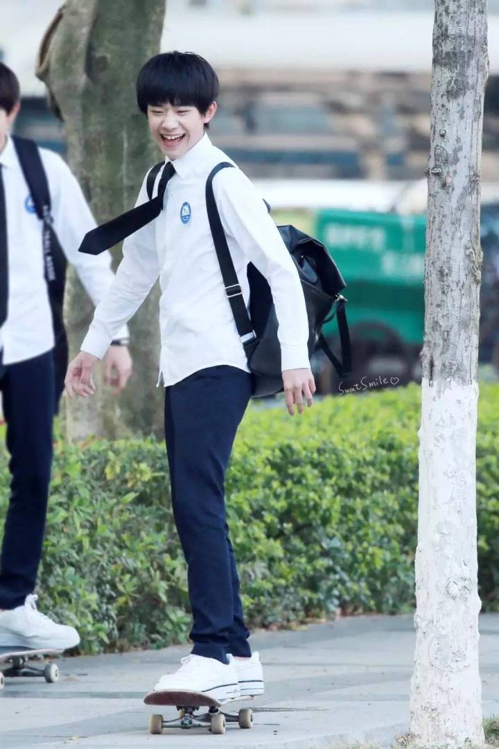 易烊千玺滑滑板的视频,易烊千玺图片静态日常