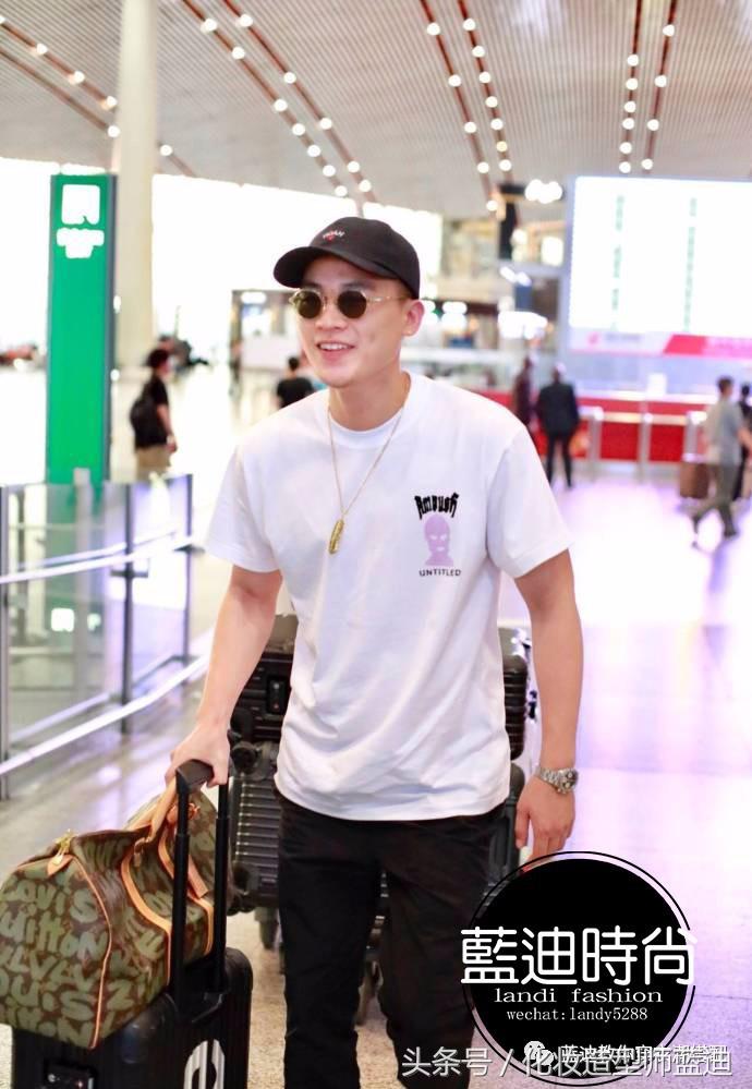 王俊凯和丁海寅,丁海寅橙色长袖机场