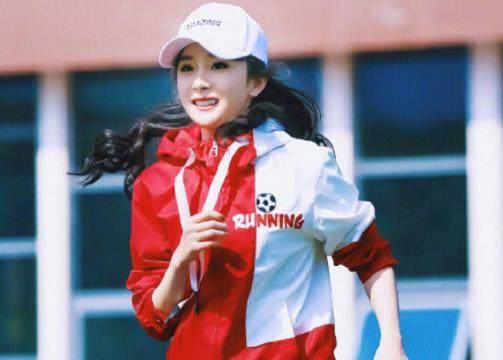 跑男杨幂踢足球,杨颖杨幂迪丽热巴跑男