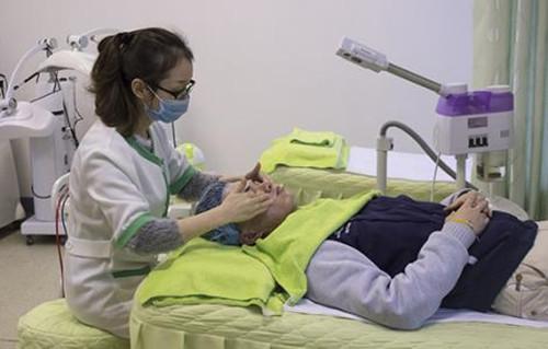 后背脖子上起很多痘痘怎么消除,脖子上长了一个大痘痘怎么消除