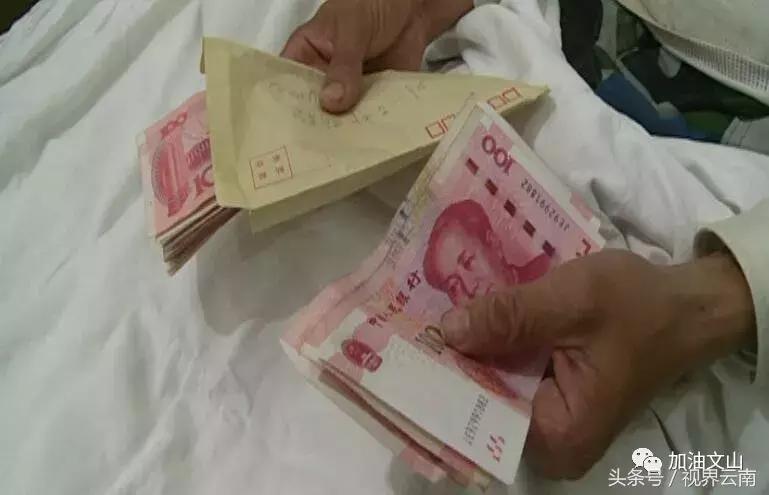 八岁小孩被砍断双手送到医院,8岁孩子被亲爹砍伤