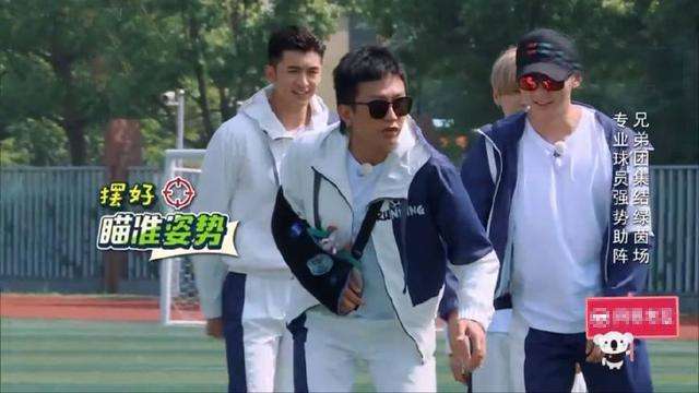 鹿晗邓超踢球,鹿晗踢球大力抽射