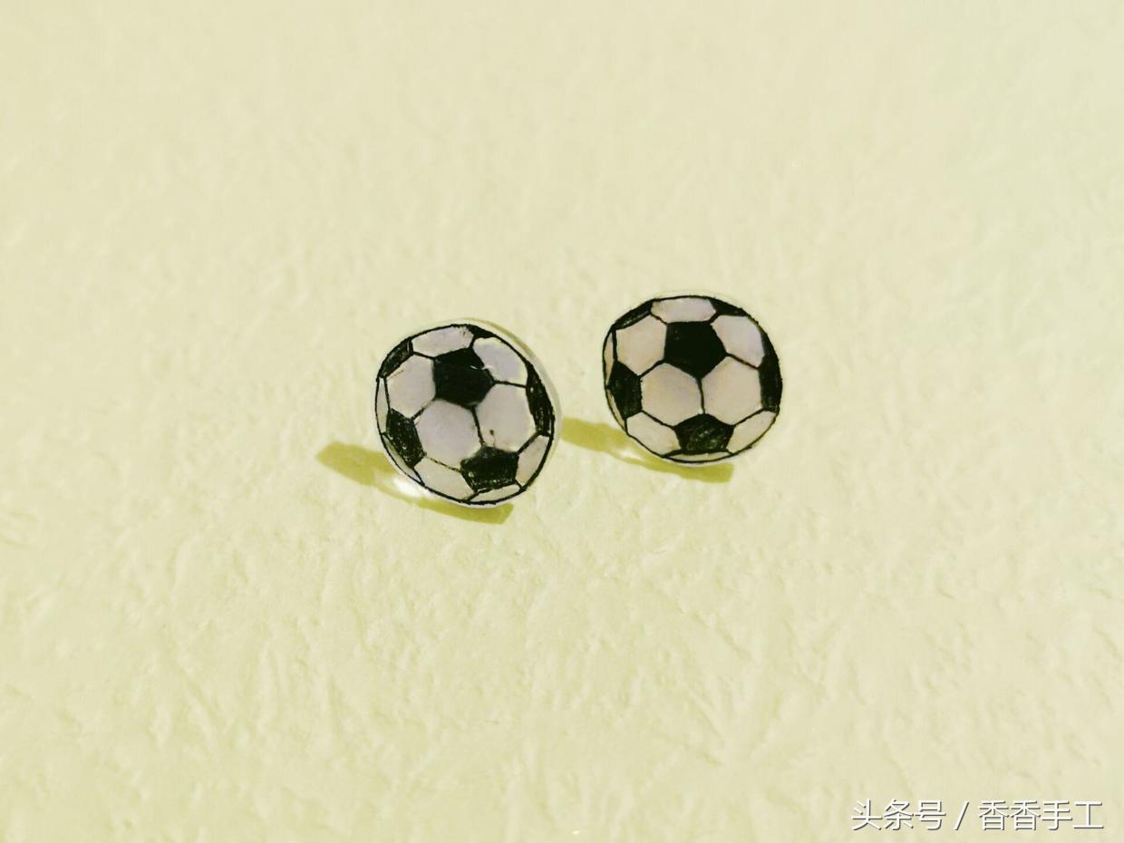 世界杯将至，是时候做些什么来庆祝下了，那么就做一个足球耳钉吧