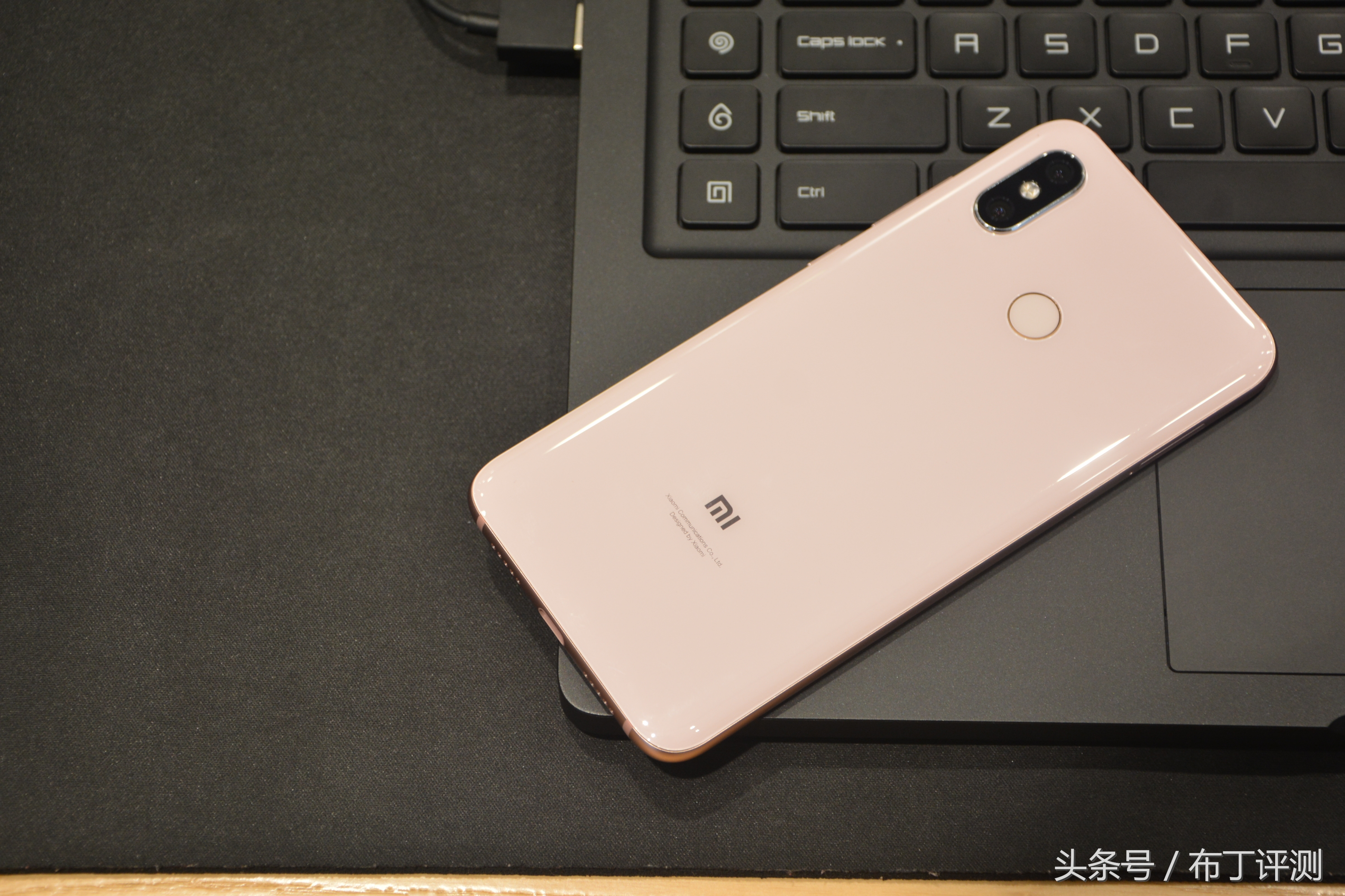 堪称国产版iPhoneX，全新配色加持，小米8金色版开箱简评！