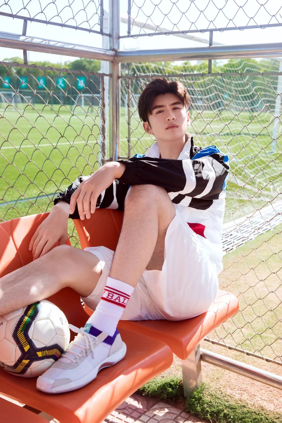 张云龙路透西装加足球,张云龙休闲帅照