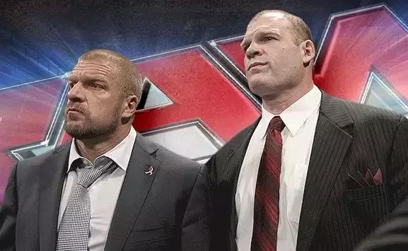 罗曼雷恩斯穿捍卫者防弹衣,wwe罗曼高光时刻