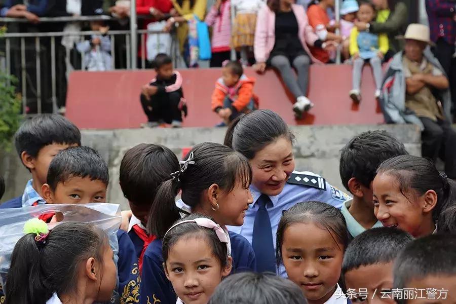 丽江公安走进宁蒗拉伯乡与小朋友们共度六一