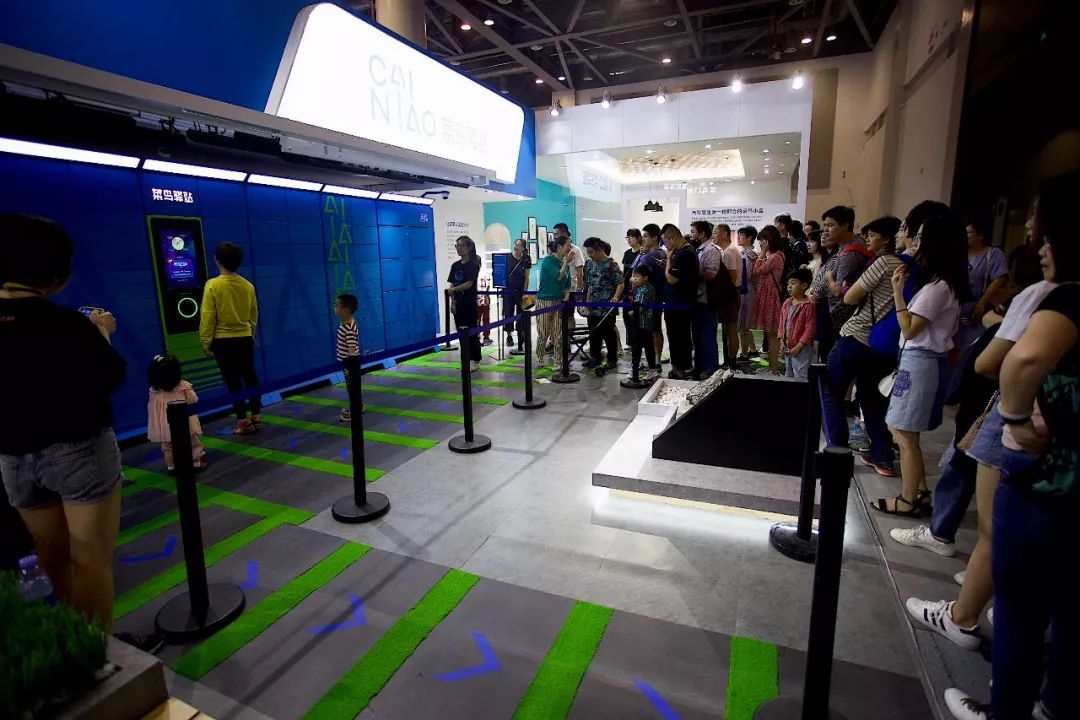 杭州人对未来的好奇心彻底爆发！10多万人在钱塘江边“看到未来”