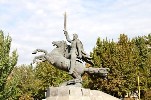 三国名将逃至中亚避难，200年后子孙却成统治者，其誓言至今流传