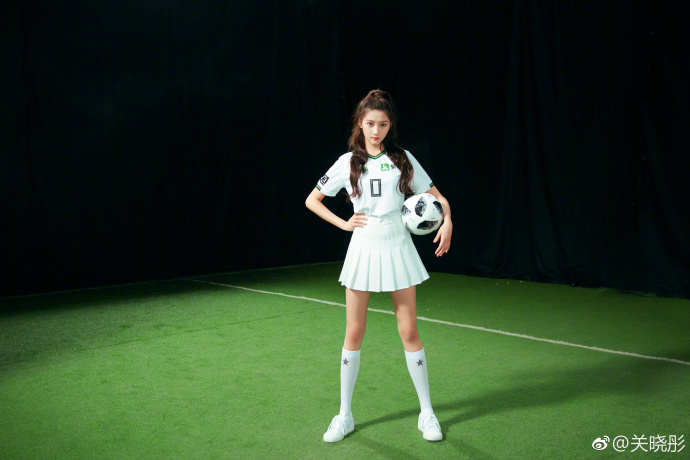 关晓彤亮相世界杯活动足球宝贝,关晓彤化身足球宝贝助力世界杯