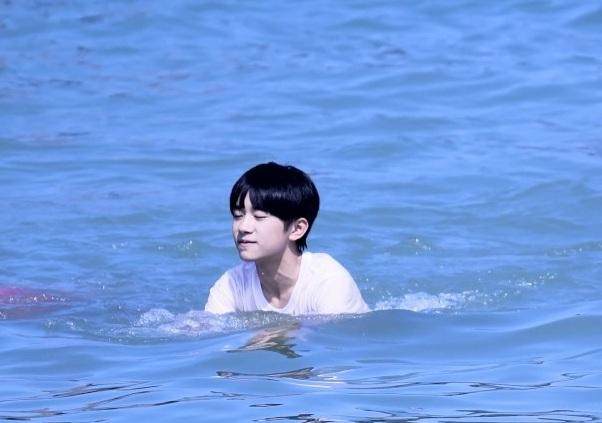 易烊千玺活动巅峰人气爆棚,易烊千玺一个动作涨粉