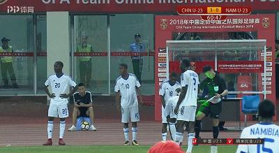 国足U23VS纳米比亚值得深思的细节：非洲兄弟连护腿板都要共用！