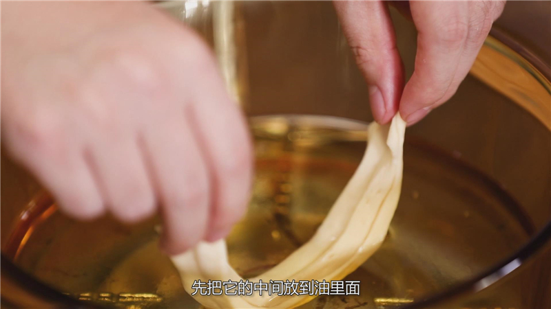 油条最简单炸出来还好吃,教你做放心油条不用任何添加剂