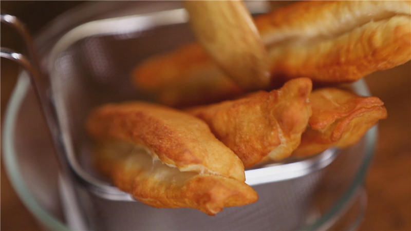 家常自制放心油条的做法视频,油条是怎么炸成的